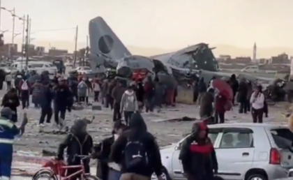 Military cargo plane loaded with cash crashes on highway (VIDEOS)