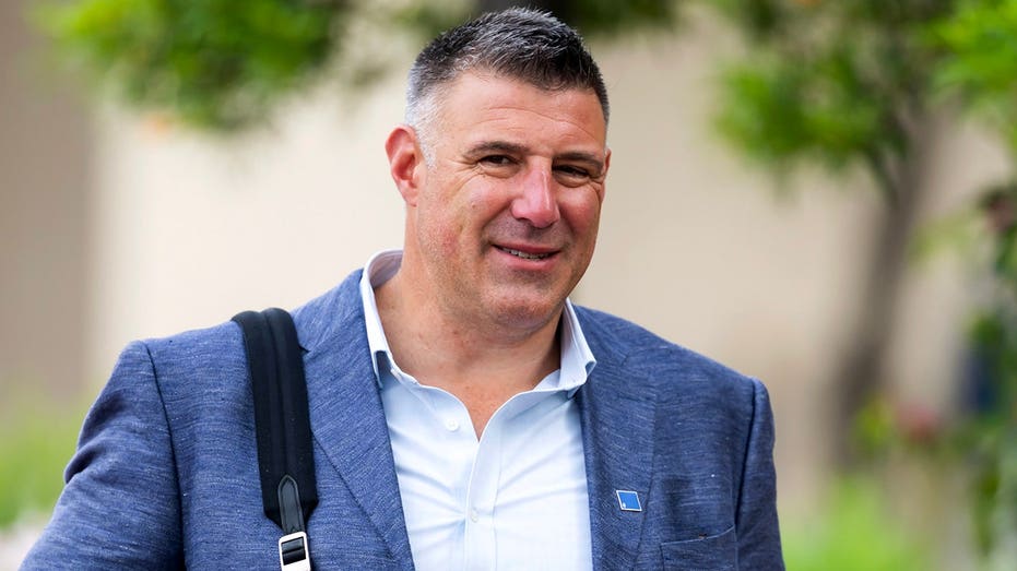 Patriots' Mike Vrabel won't attend team's pre-draft presser after photos with NFL reporter emerge: report