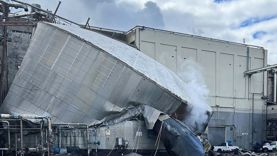 Washington paper mill chemical tank implodes, killing at least 1 and leaving 9 missing